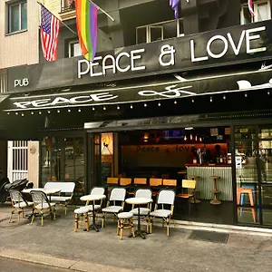 Hostel Peace &, Parijs